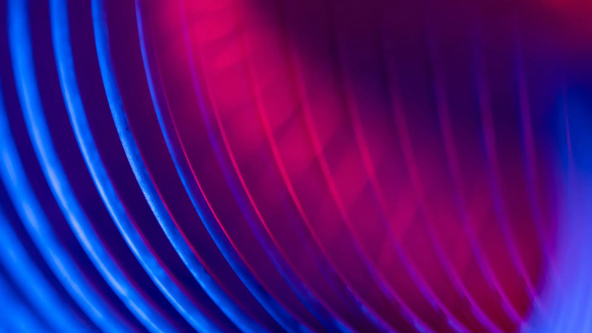 Abstrakte blaue und pinke, kreisförmige Linien.